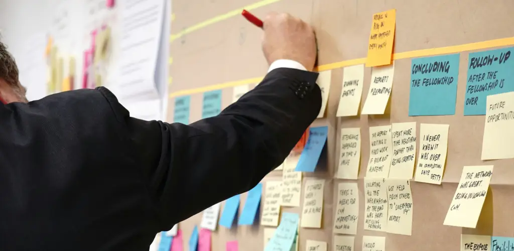 Post-its with man teaching some agile